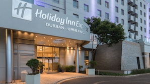 L’extérieur de l’hôtel Holiday Inn Express de Durban-Umlanga se distingue par sa façade moderne, son grand hall d’entrée et son enseigne bien visible.