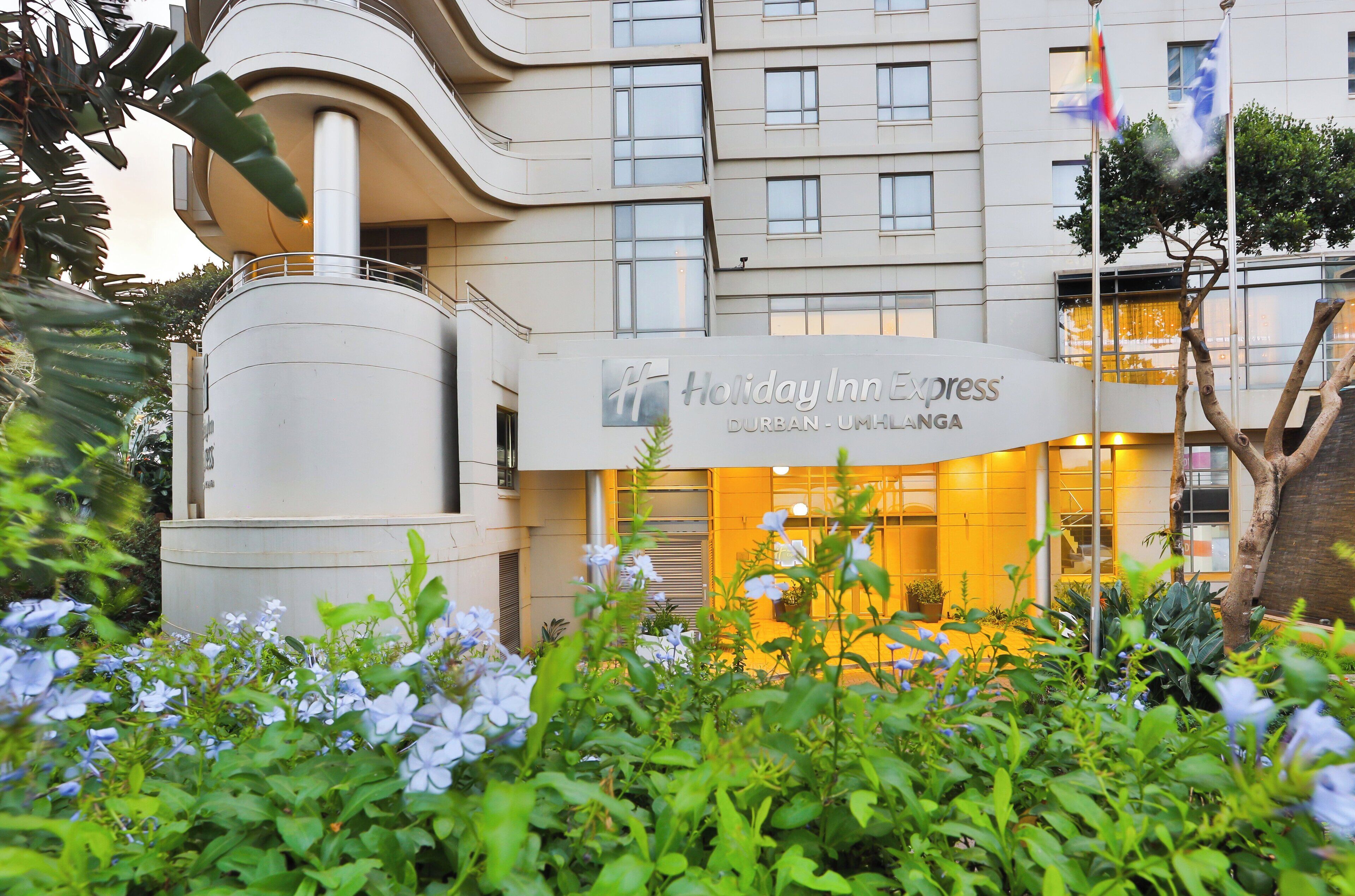 En Holiday Inn Express bygning med et skilt, der angiver, at den ligger i Durban-Umlanja.
