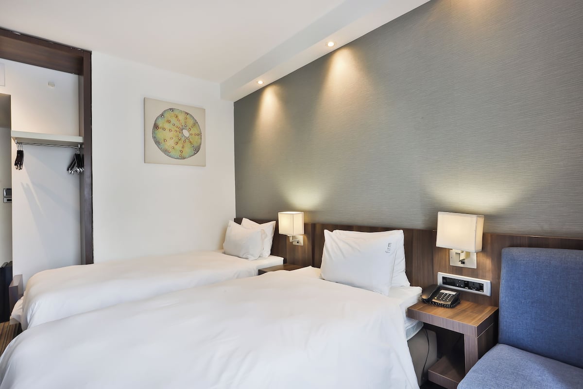 In-room safe, desk, blackout drapes, soundproofing