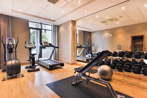 A gym with treadmills, elliptical machines, a weight bench, and a rack of dumbbells. - Holiday Inn Express Durban - Umhlanga by IHG (Umhlanga)