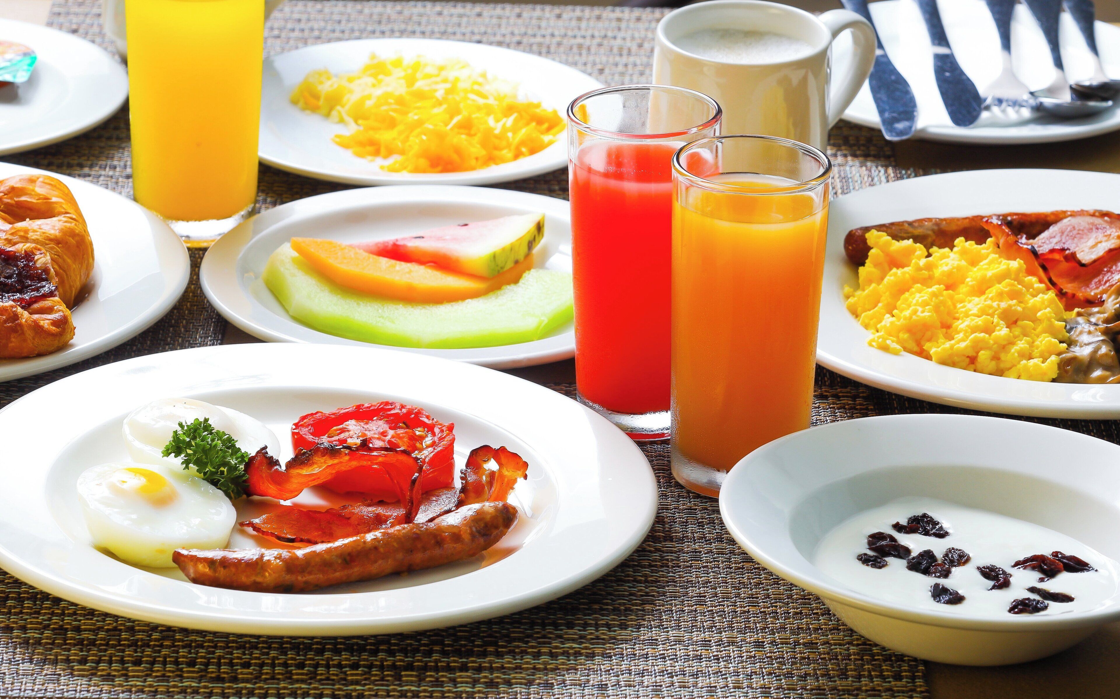 Un buffet de petit-déjeuner proposant une variété de plats et de boissons.