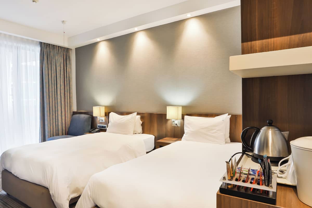 Caja de seguridad en la habitación, escritorio y cortinas blackout