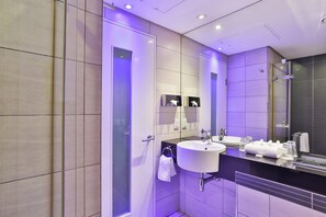 Shower, hair dryer, towels - Holiday Inn Express Durban - Umhlanga by IHG (Umhlanga)