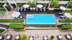 A rooftop pool area with lounge chairs, umbrellas, and a swimming pool. - Holiday Inn Express Durban - Umhlanga by IHG (Umhlanga)