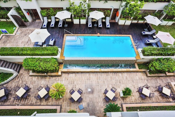 A rooftop pool area with lounge chairs, umbrellas, and a swimming pool. - Holiday Inn Express Durban - Umhlanga by IHG (Umhlanga)