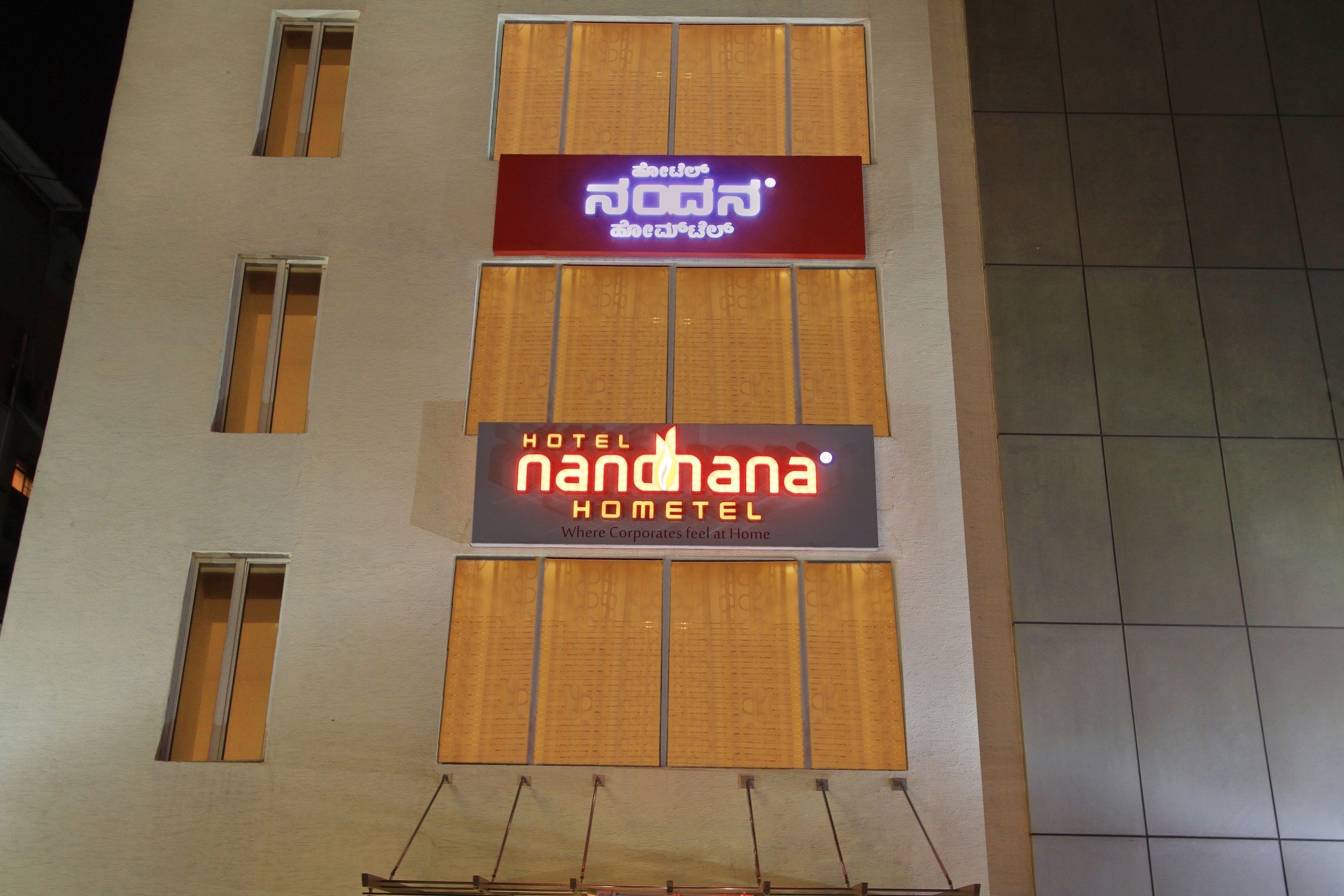 Fachada de la propiedad por la tarde o noche