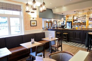 Bar (on property) - The White Hart by Chef and Brewer Collection (Chalfont St Giles)
