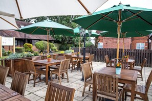 Terrace/patio - The White Hart by Chef and Brewer Collection (Chalfont St Giles)