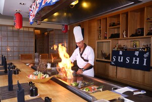 2 间餐厅，供应早餐、午餐和晚餐，日本菜