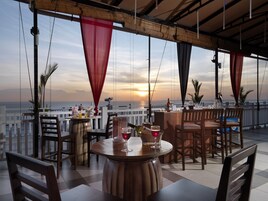 2 间餐厅，供应早餐、午餐和晚餐，日本菜