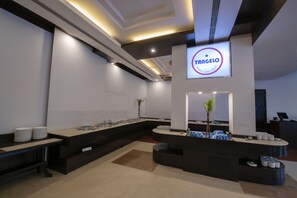 2 restaurants, breakfast served