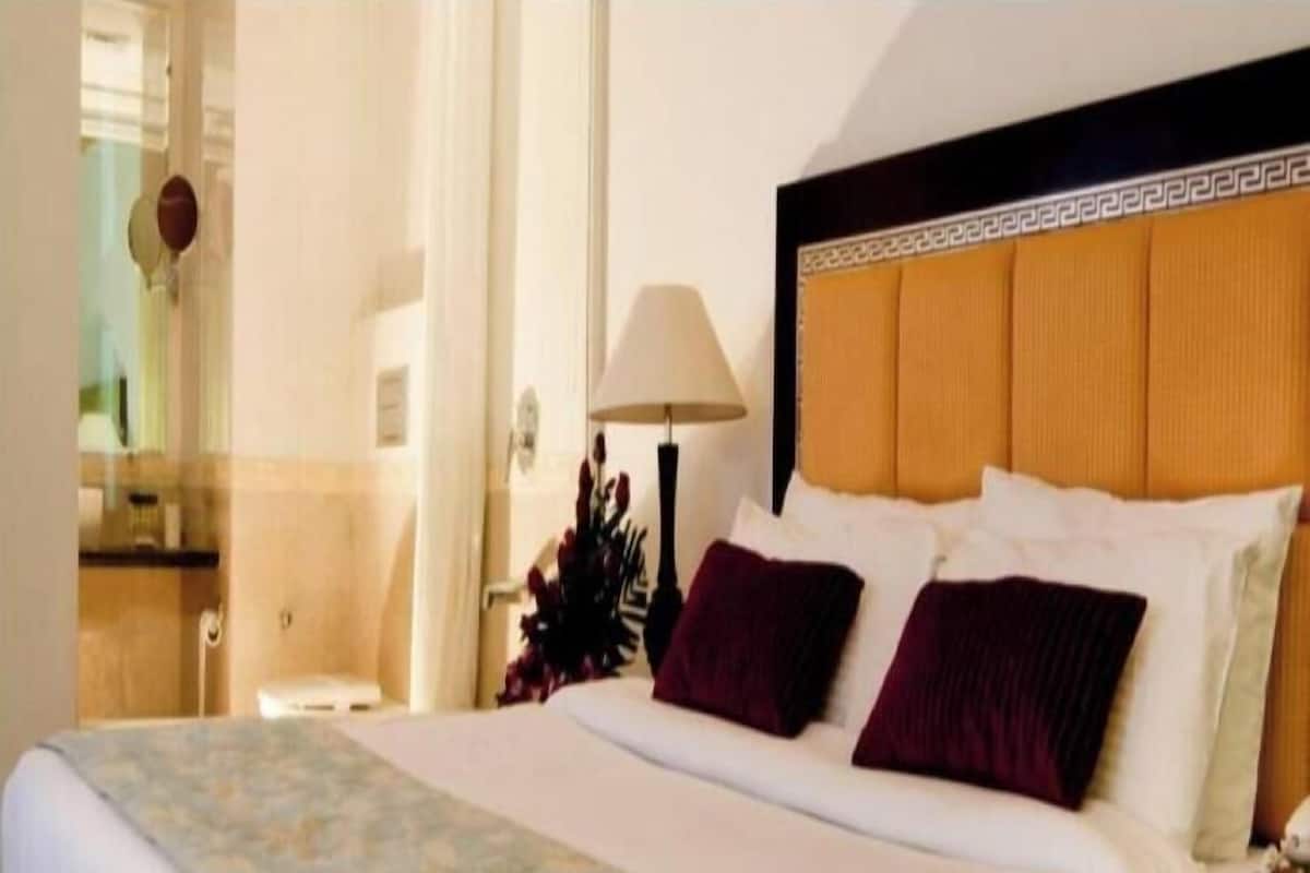 Premium bedding, Select Comfort beds, in-room safe, desk