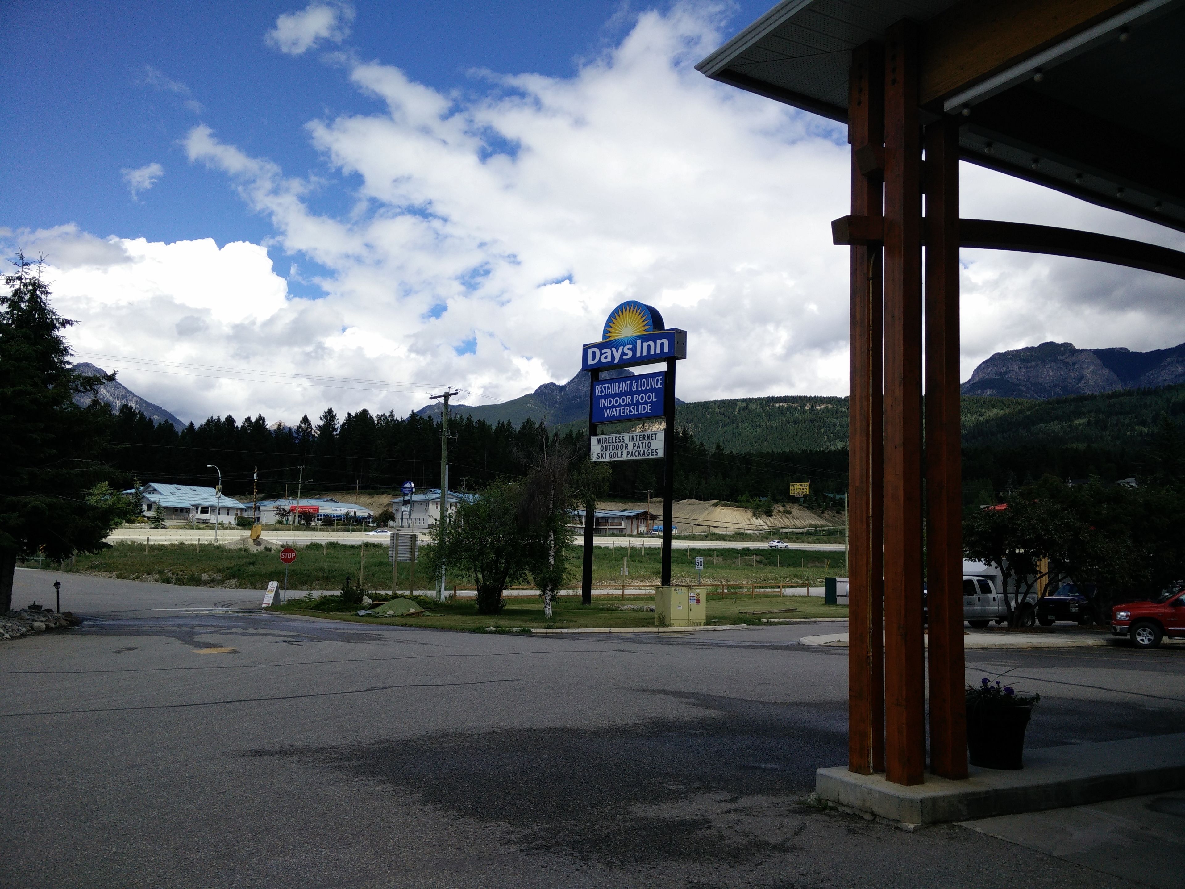 Ein Schild des Days Inn mit aufgeführten Annehmlichkeiten, darunter ein Restaurant, eine Lounge, ein Hallenbad und eine Rutsche.