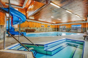 Indoor pool - Days Inn by Wyndham Golden (Golden)