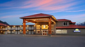 Un hôtel Days Inn doté d’une entrée couverte, de plusieurs balcons et offrant une vue sur un paysage montagneux.