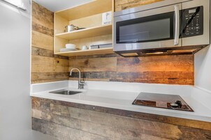 Standard Room, 1 King Bed, Non Smoking | Desk, blackout drapes, soundproofing, iron/ironing board