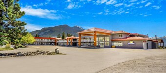Days Inn by Wyndham Golden