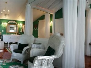 Magnolia Suite | Lobby