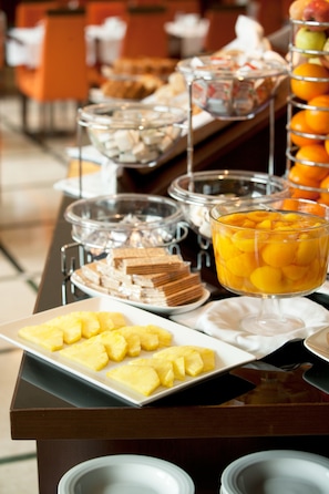 Tägliches kontinentales Frühstück (10 EUR pro Person)