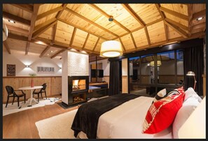 Deluxe Chalet, 1 Queen Bed | Egyptian cotton sheets, minibar, in-room safe, individually decorated - Quinta da Paz Resort (Petrópolis)