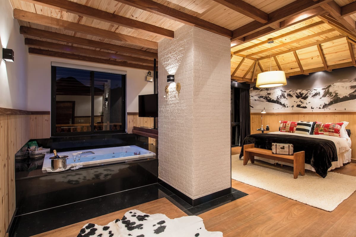 Deluxe Room | Egyptian cotton sheets, minibar, in-room safe, individually decorated