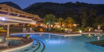 Piscina externa, guarda-sóis, espreguiçadeiras