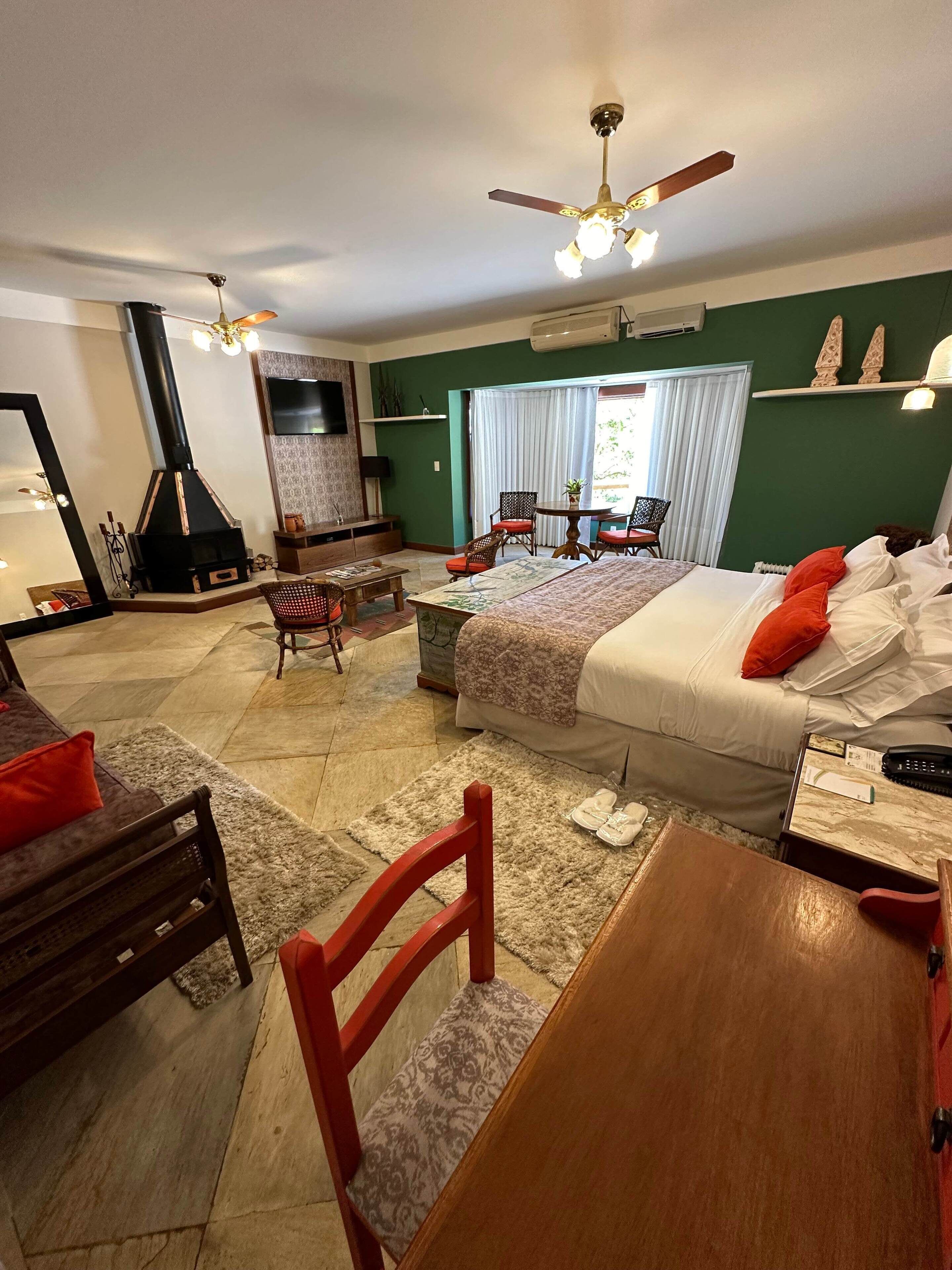 Habitación Royal | Sábanas de algodón egipcio, minibar, caja fuerte y decoración individual