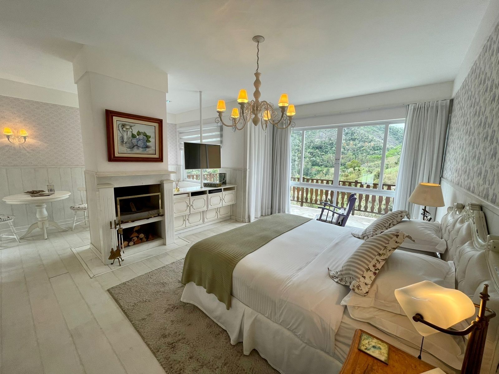 Habitación Deluxe | Sábanas de algodón egipcio, minibar, caja fuerte y decoración individual