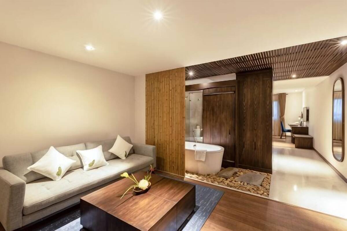 Un salon moderne avec un canapé, une table basse et une vue sur la salle de bain.