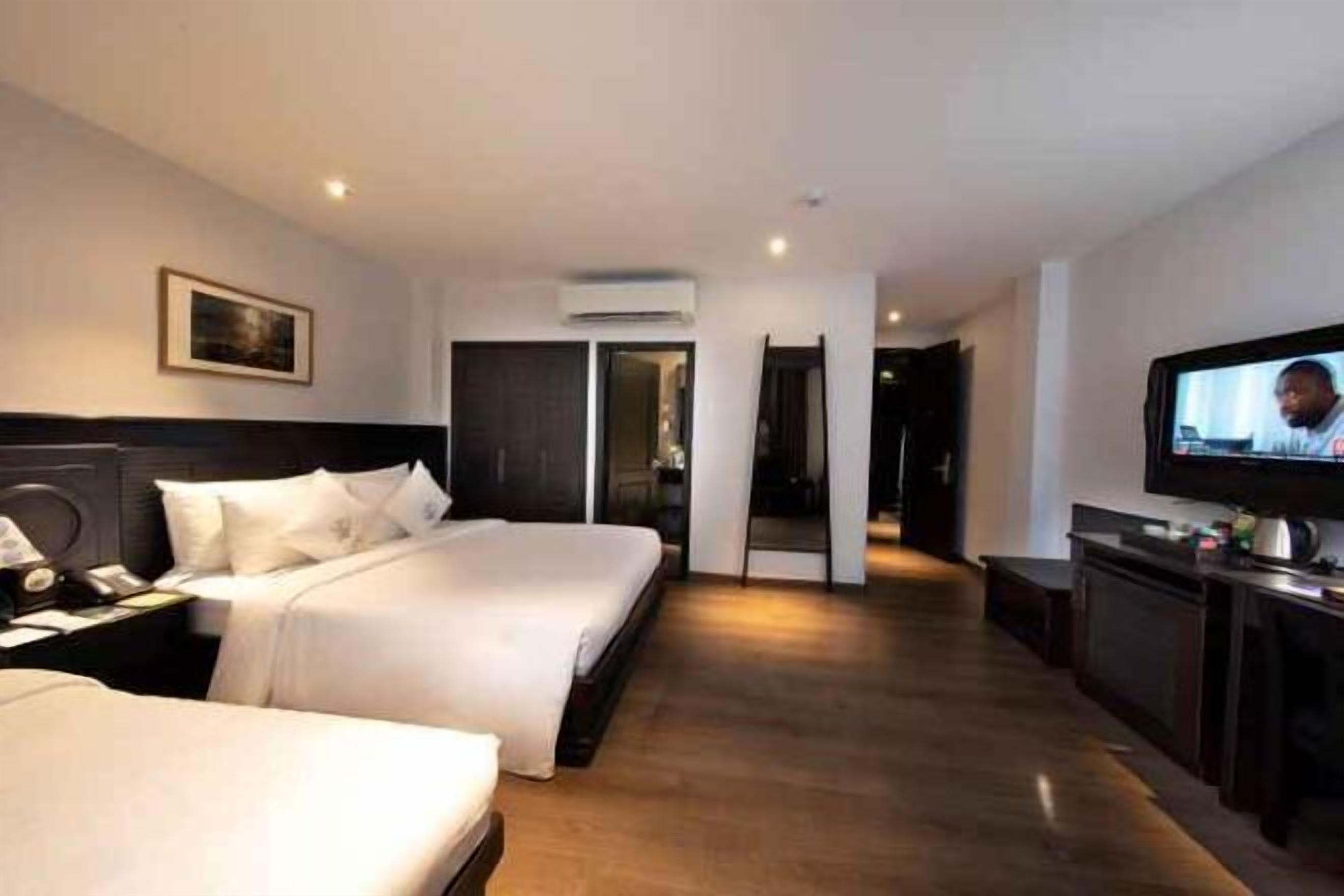 迷你吧、客房内保险箱、办公桌、遮光窗帘