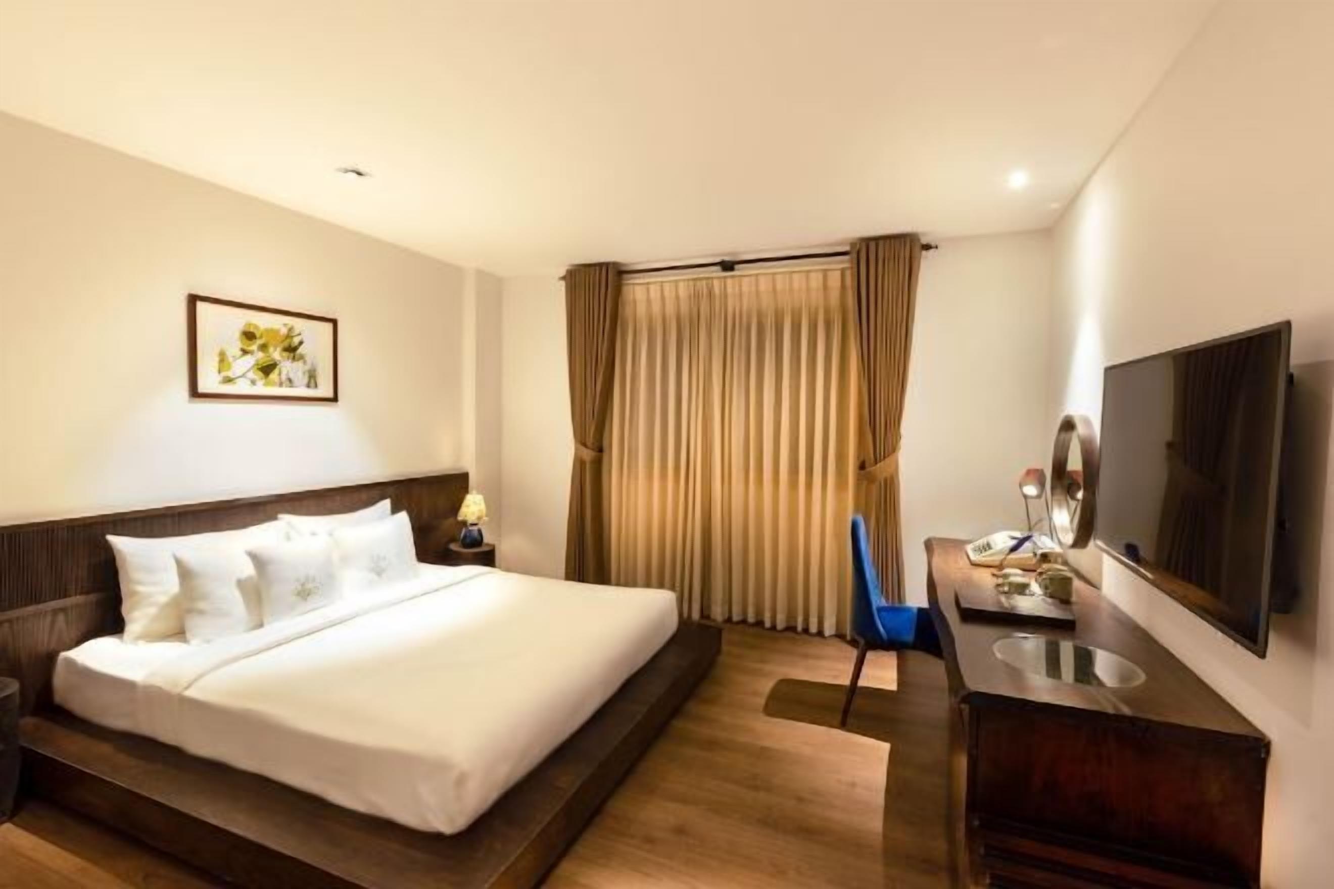 迷你吧、客房内保险箱、办公桌、遮光窗帘