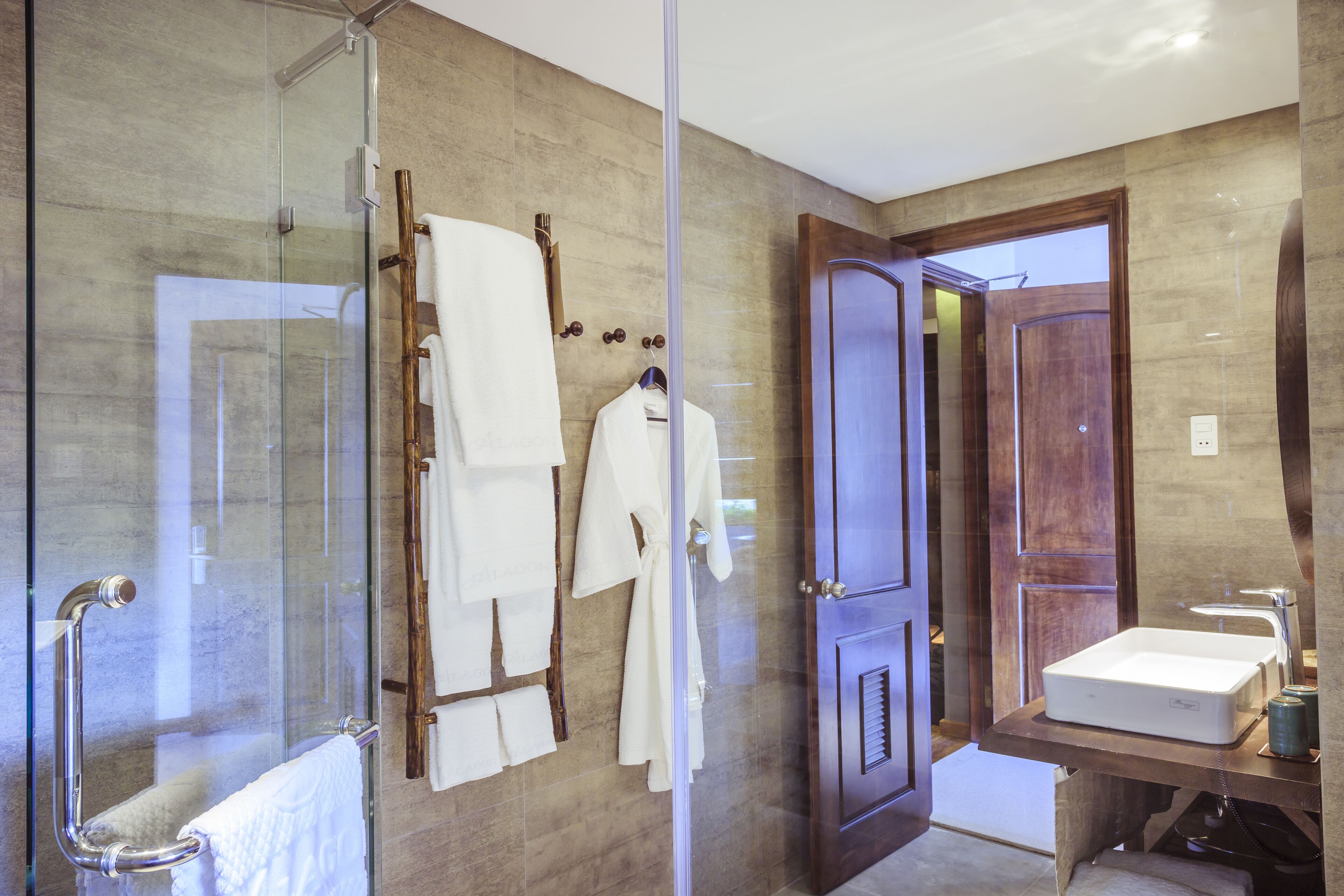cochin signature | bathroom | combined shower/bathtub, hydromassage showerhead, free toiletries