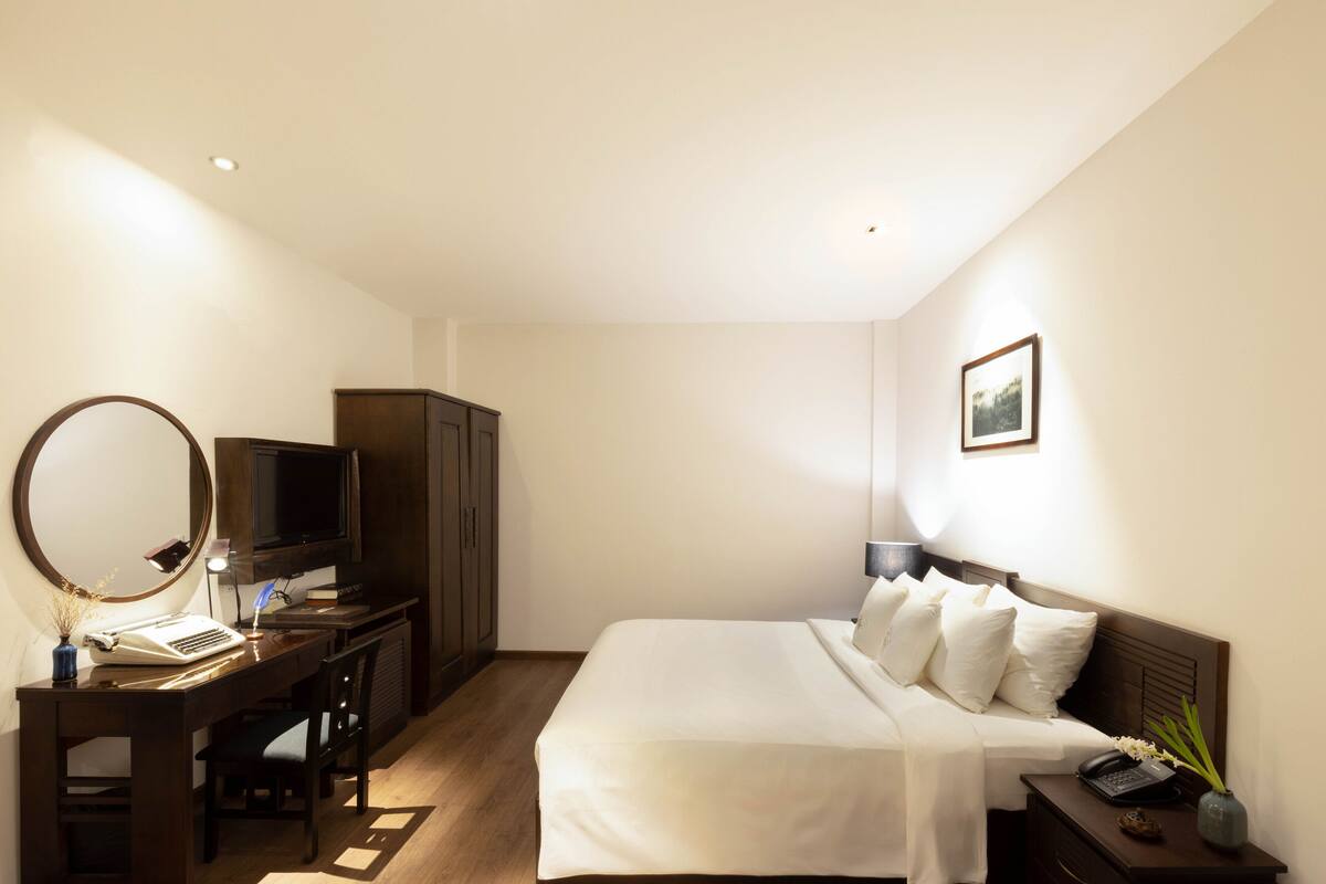 Minibar, coffres-forts dans les chambres, bureau, rideaux occultants