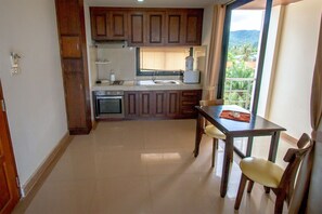 Suite estudio | Cocina privada | Refrigerador con congelador, microondas y parrilla de estufa