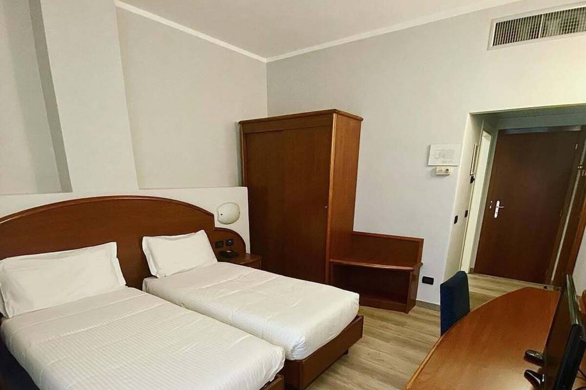 Minibar, caja de seguridad en la habitación y escritorio 