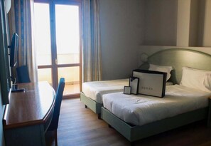 套房 | 迷你吧、客房内保险箱、办公桌、遮光窗帘