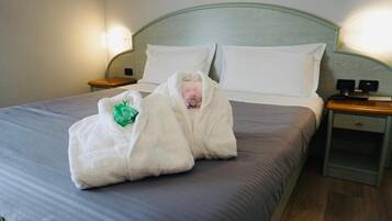 Minibar, Zimmersafe, Schreibtisch, VerdunkelungsvorhÀnge