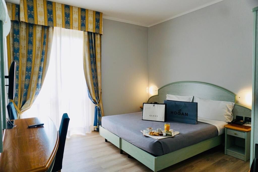 double room | 1 bedroom, minibar, in-room safe, desk