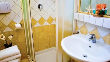 Un baño con ducha, inodoro y lavamanos.