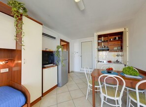Refrigerador, microondas, placa de cocina, cafetera/tetera