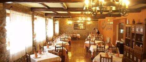 Breakfast, lunch and dinner served