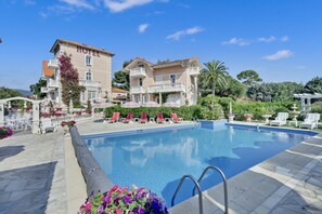 Outdoor pool, pool umbrellas, pool loungers - Château de Meï-Lésé (La Croix-Valmer)