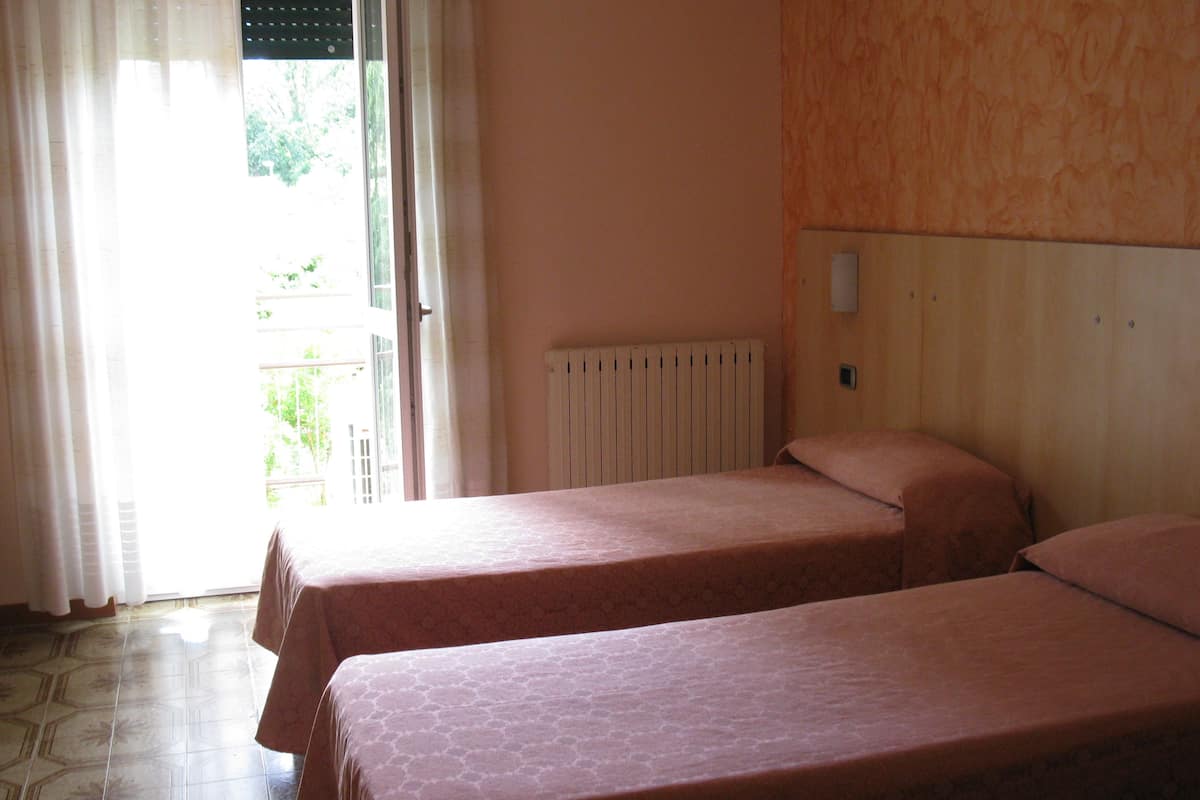 classic twin room, 2 single beds | room amenity