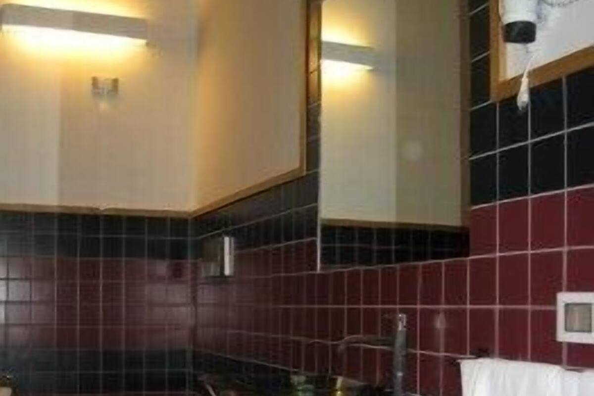 Pancuran mandi, kelengkapan dandanan diri percuma, pengering rambut