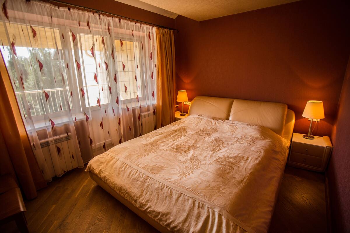 Tabla de planchar con plancha, cunas y ropa de cama