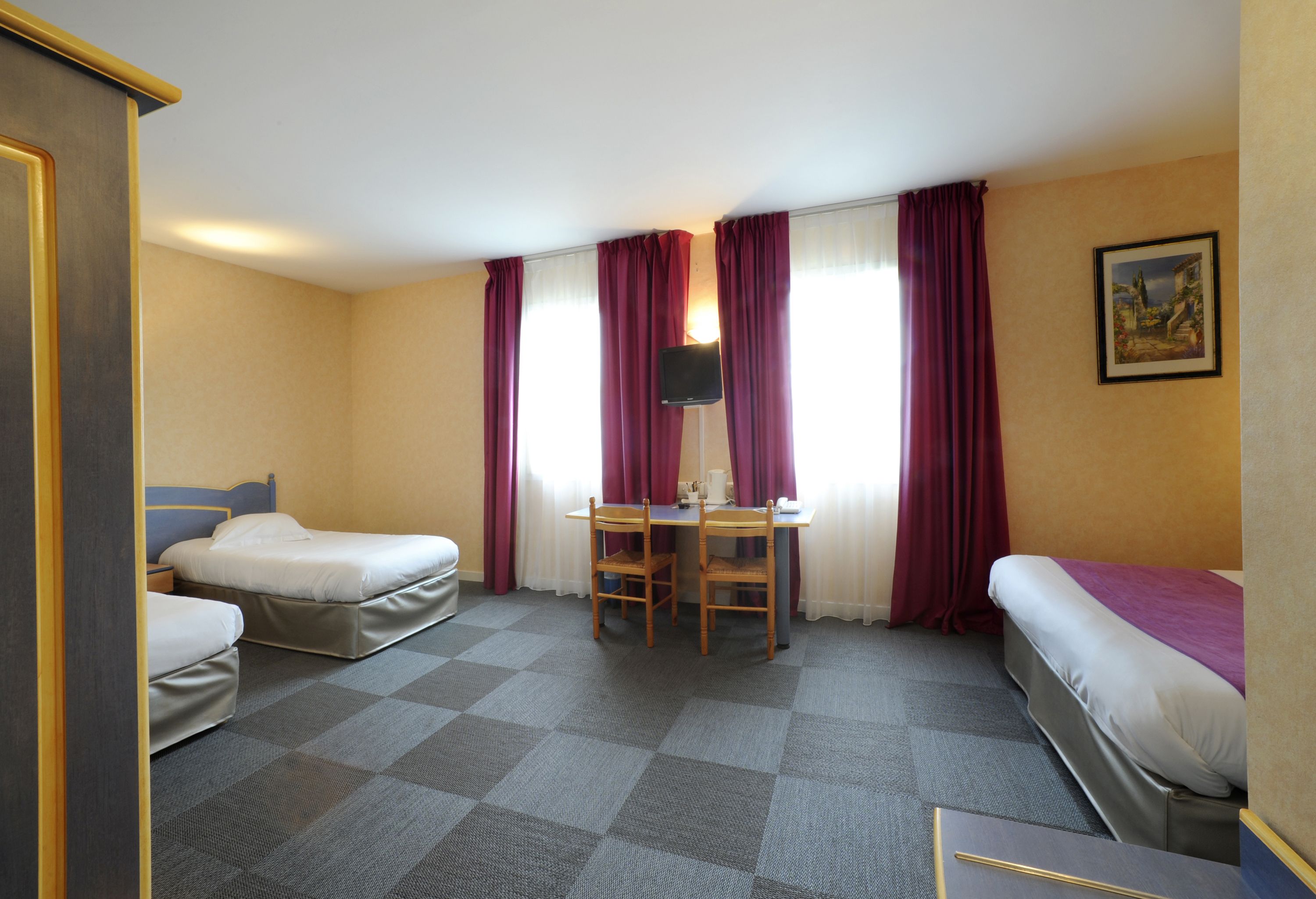 standard 1 queen 2 singles  non smoking | 1 bedroom, desk, soundproofing, free cots/infant beds