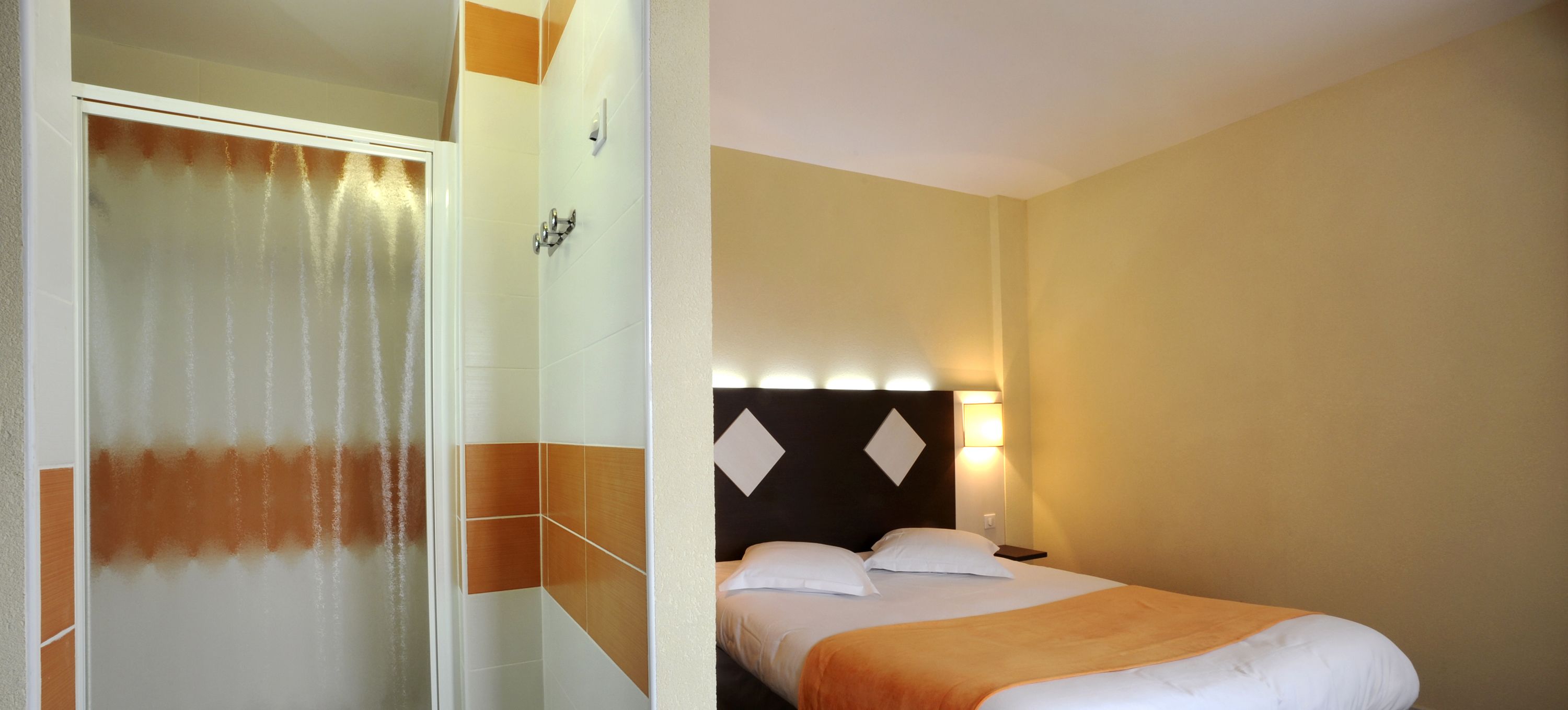 1 bedroom, desk, soundproofing, free cots/infant beds