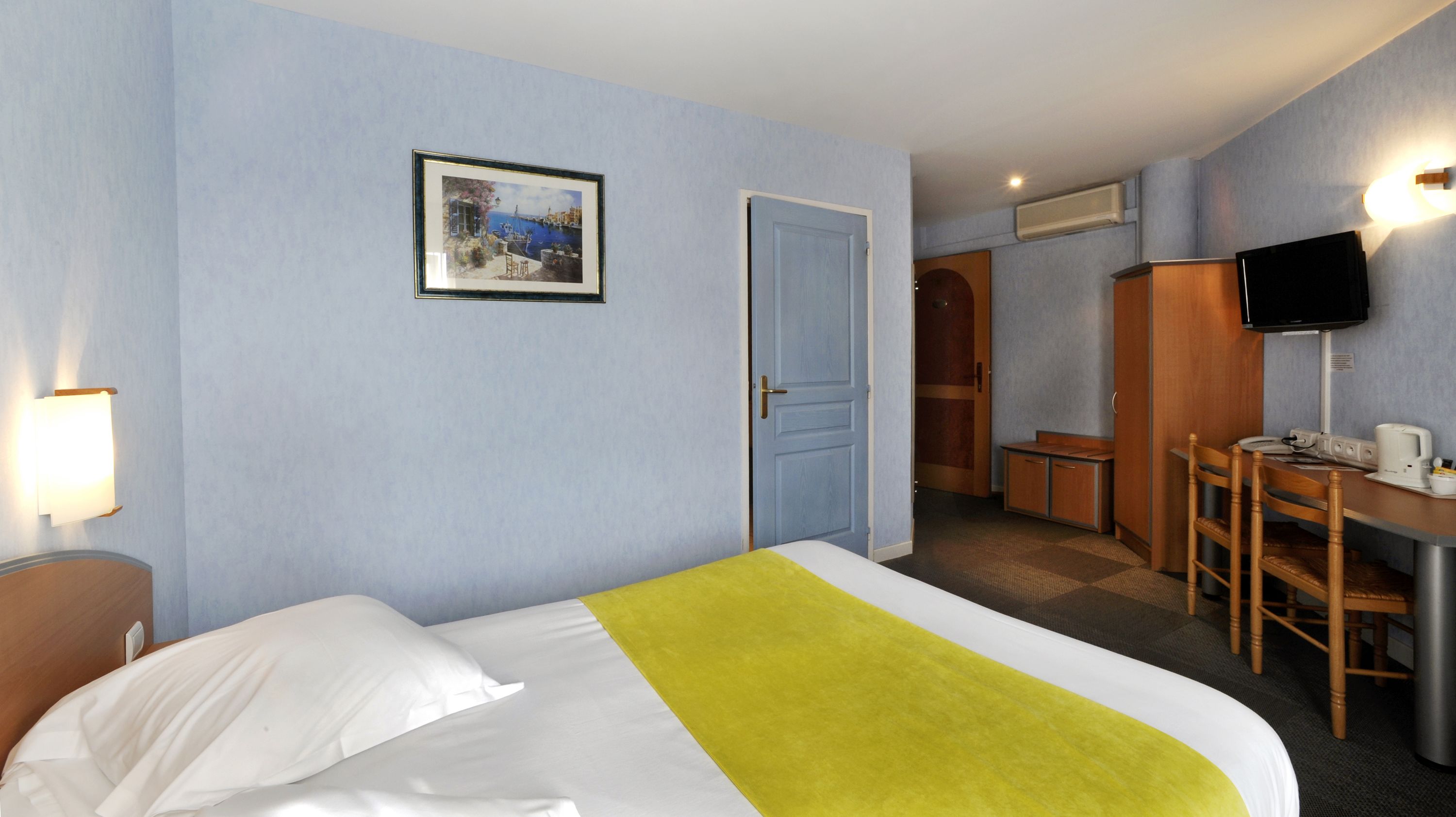 room, 1 double bed, accessible, non smoking | 1 bedroom, desk, soundproofing, free cots/infant beds