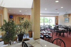 Se ofrece un desayuno bufé todos los días (11.90 EUR por persona)