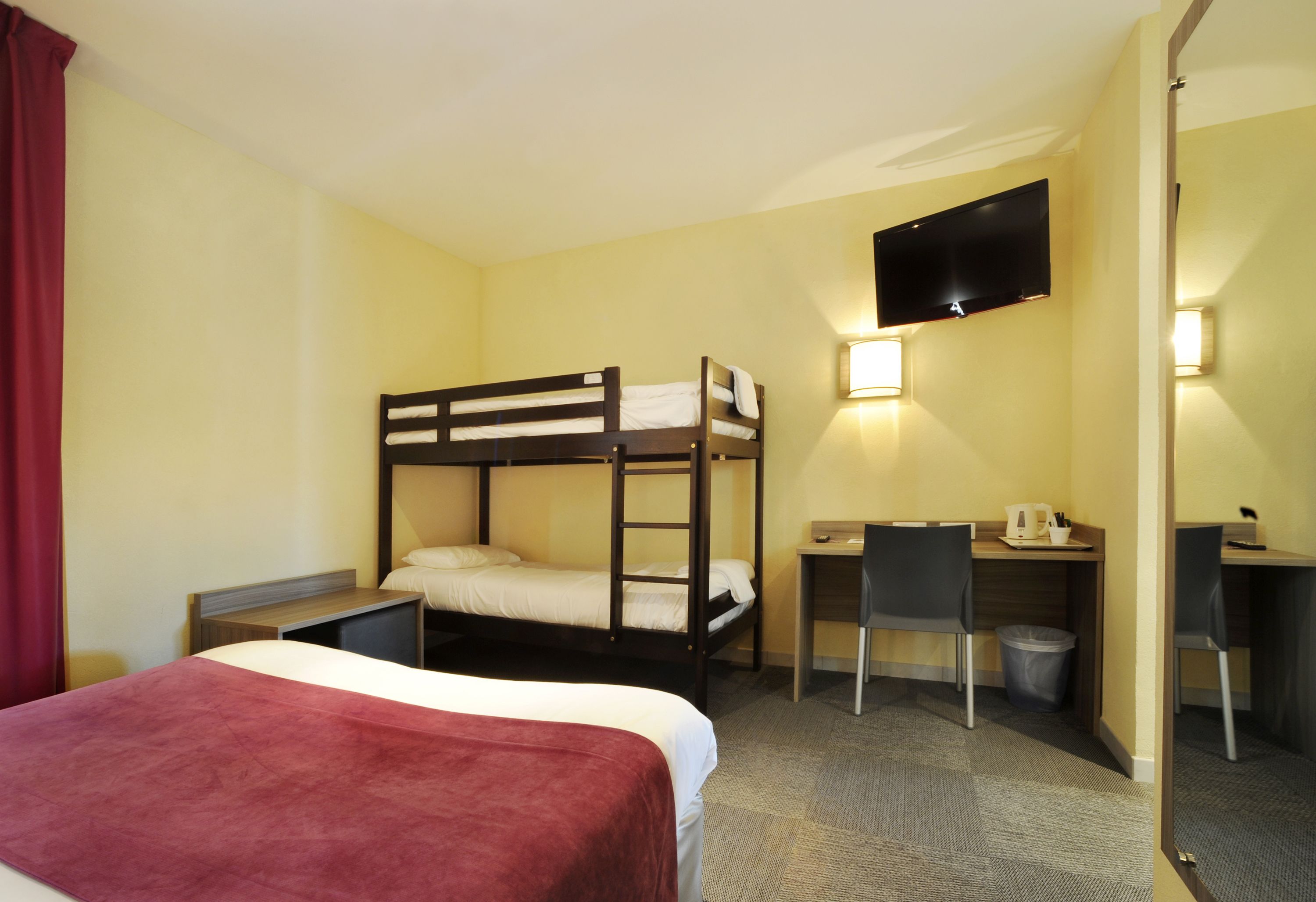 1 bedroom, desk, soundproofing, free cots/infant beds